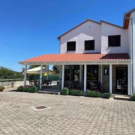 Ladonja Bb Rooms, Family Run Bed & Breakfast Ровинско село Екстериор снимка