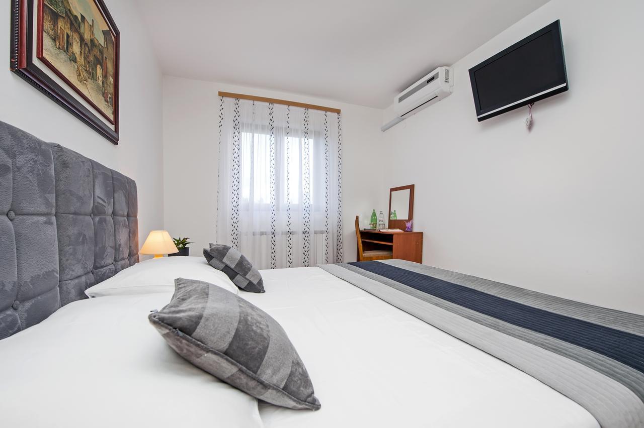 Ladonja Bb Rooms, Family Run Bed & Breakfast Ровинско село Екстериор снимка