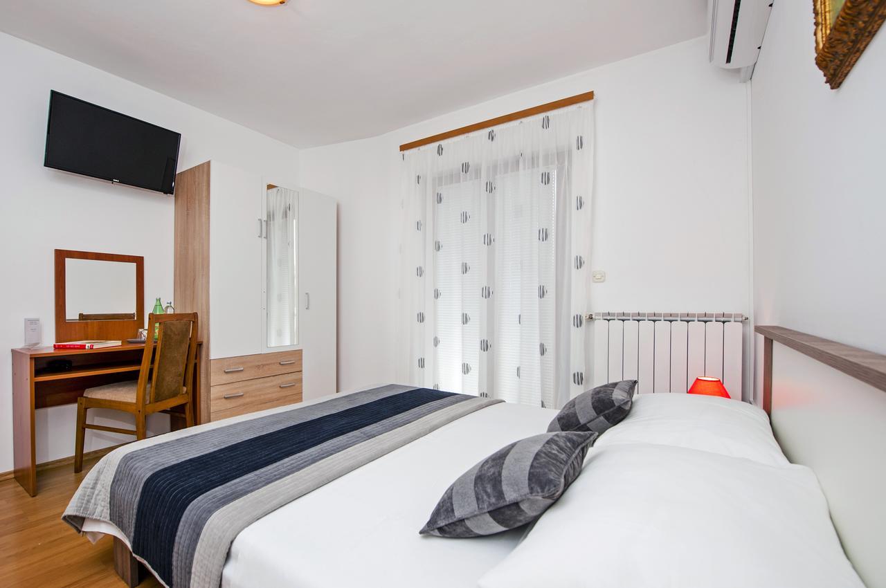 Ladonja Bb Rooms, Family Run Bed & Breakfast Ровинско село Екстериор снимка