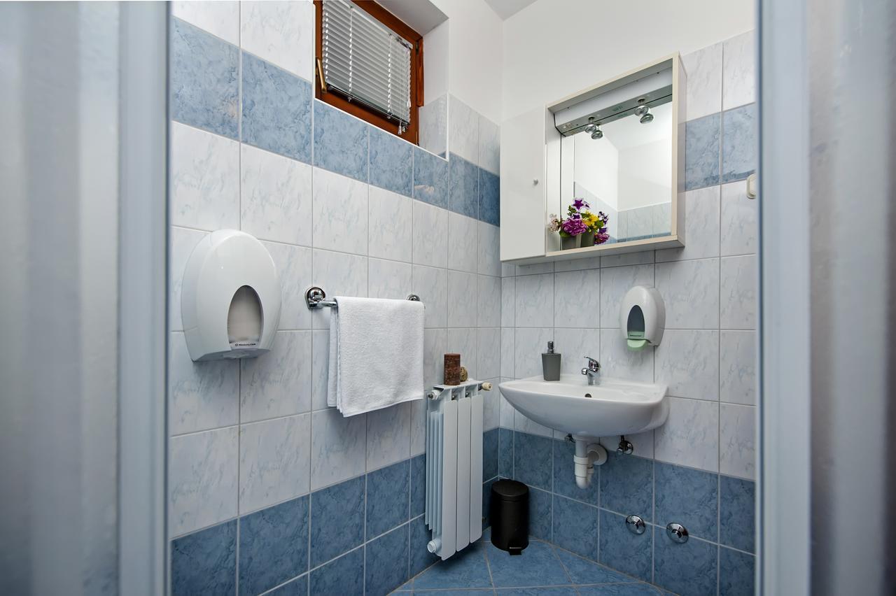Ladonja Bb Rooms, Family Run Bed & Breakfast Ровинско село Екстериор снимка