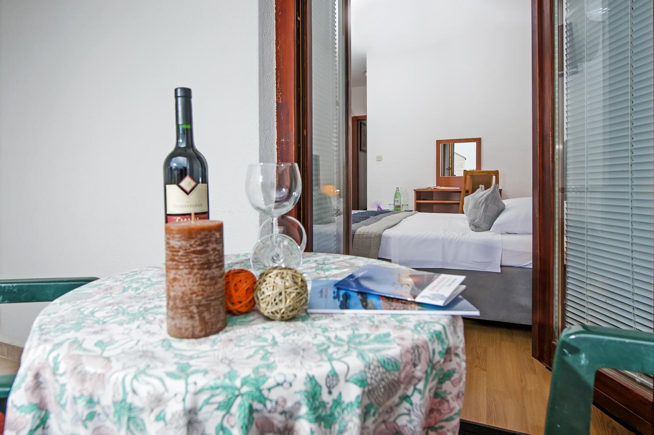 Ladonja Bb Rooms, Family Run Bed & Breakfast Ровинско село Екстериор снимка