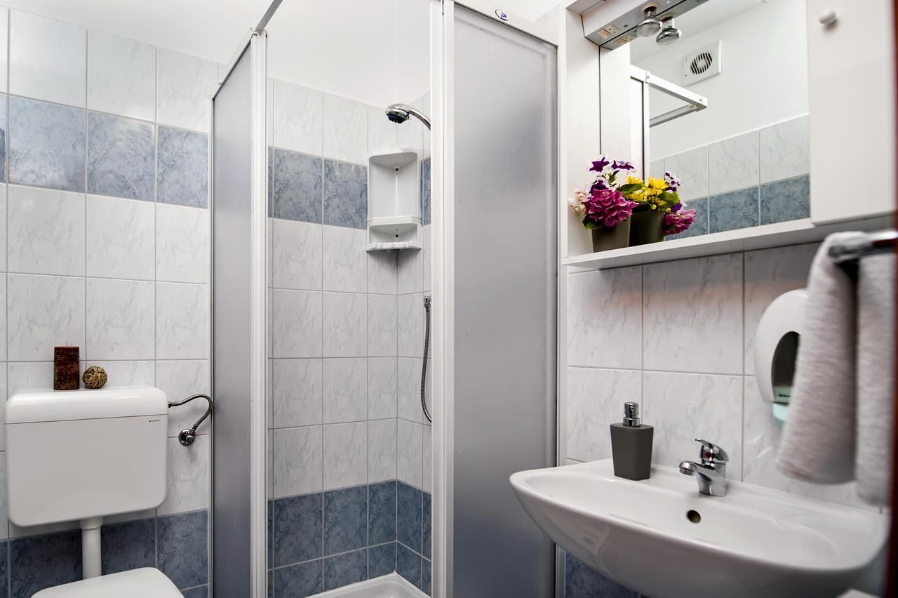 Ladonja Bb Rooms, Family Run Bed & Breakfast Ровинско село Екстериор снимка
